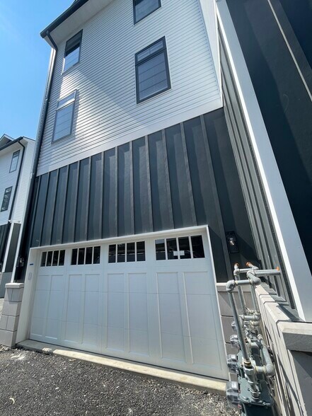 Building Photo - 7521 Ridge Ave