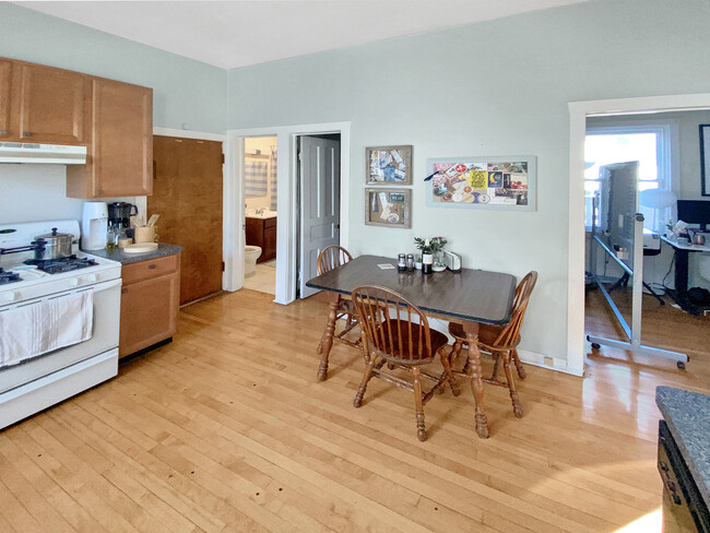 Building Photo - 2137 N Maplewood Ave