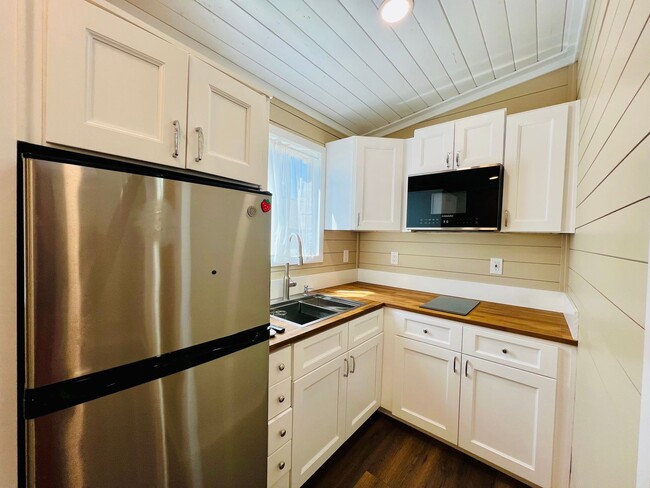 Building Photo - Charming 3 bed/2 bath with detached unit 1...