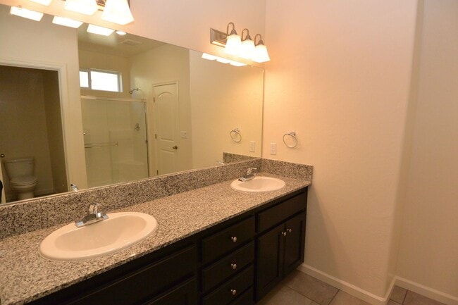 Building Photo - Newer northwest Visalia home in Ashton Park Gated Community