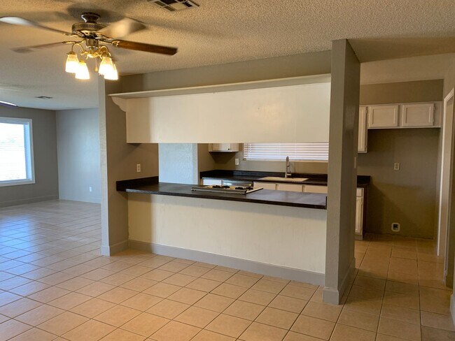 Building Photo - 4 BEDROOM POOL HOME!