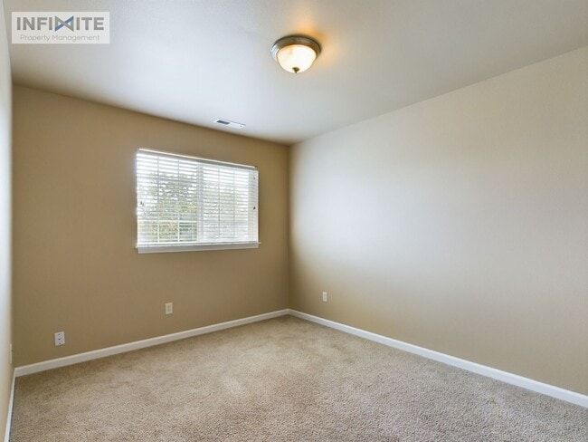 Building Photo - End Unit 3 Bedroom Condo in Bozeman