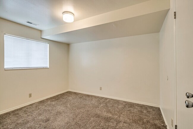 Building Photo - 1671 Hickory Ln