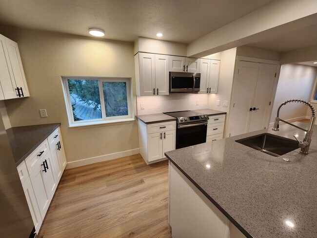 Building Photo - Gorgeous Remodeled 3 bed 2.5 bath in West ...