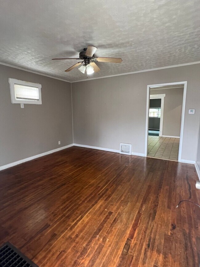 Building Photo - 3 bedroom/1 bathroom house