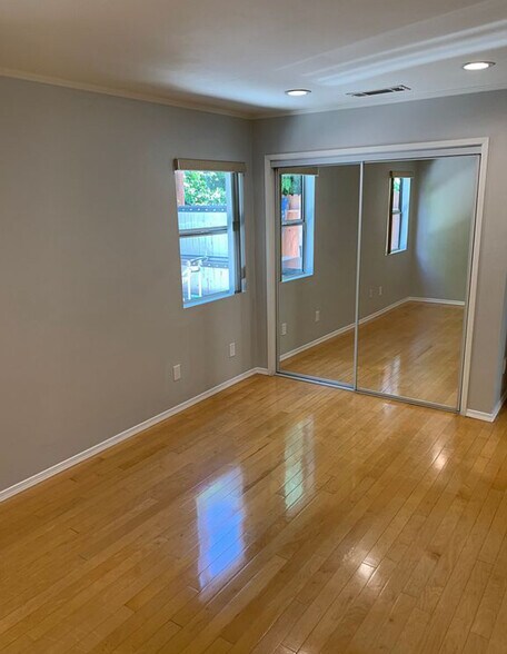 Building Photo - 7104 Yarmouth Ave