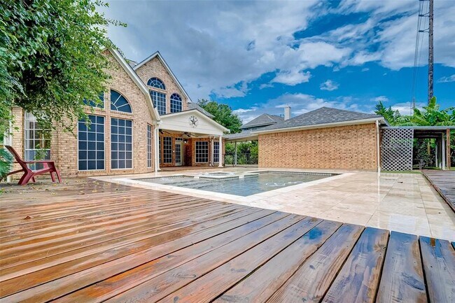 Building Photo - 2115 Foreland Dr