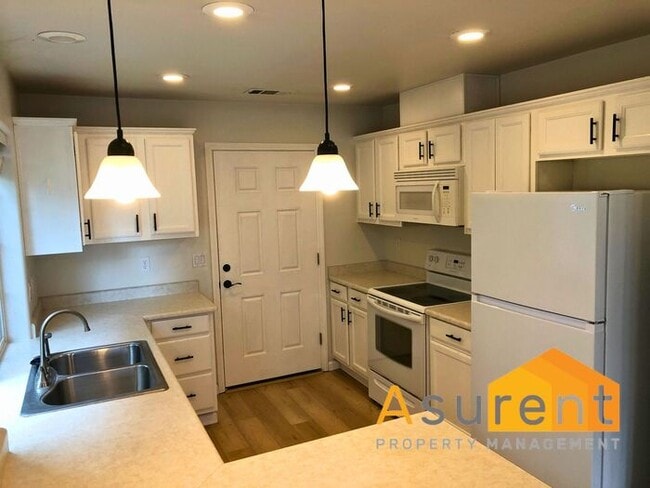 Building Photo - Wont Last Long---- 3 bed 2 Bath fenced back yard