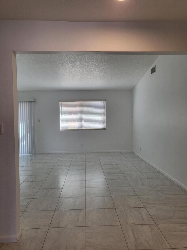 Building Photo - 1724 Powder River Dr NE