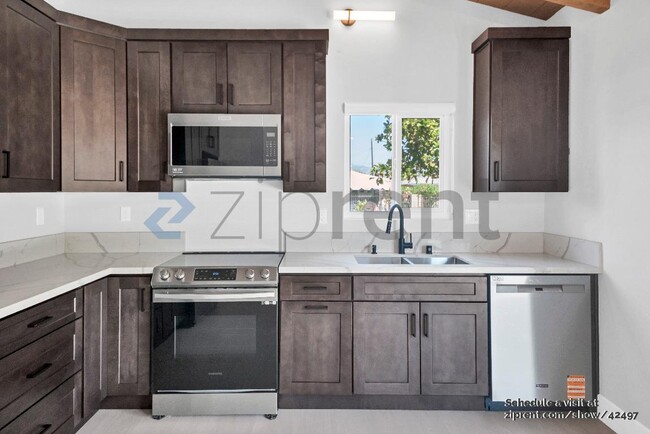 Building Photo - 10950 Saticoy St