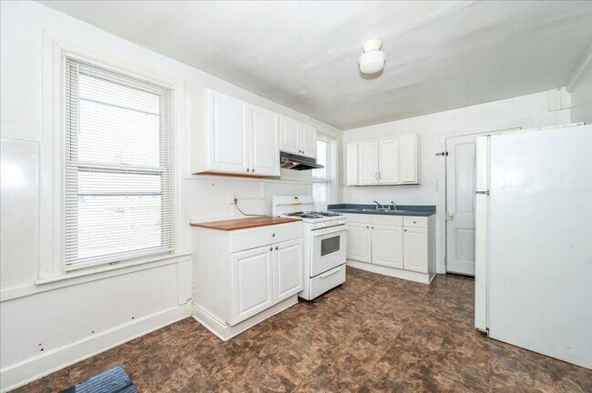 Building Photo - 124-2 East Ave