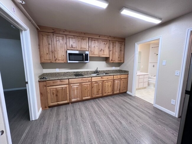 Building Photo - N201 One Bedroom Apartment UTILITIES INCLUDED - Gemstone Properties