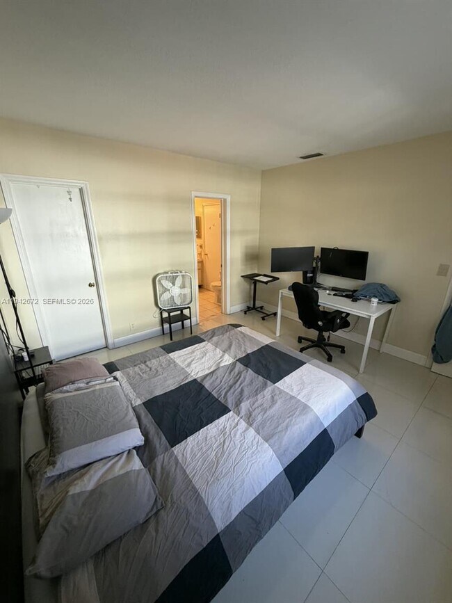 Building Photo - 2424 SE 17th St