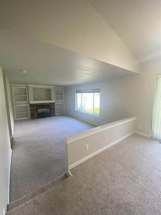 Building Photo - LARGE SINGLE FAMILY HOME ON CORNWALL (RPM#220)