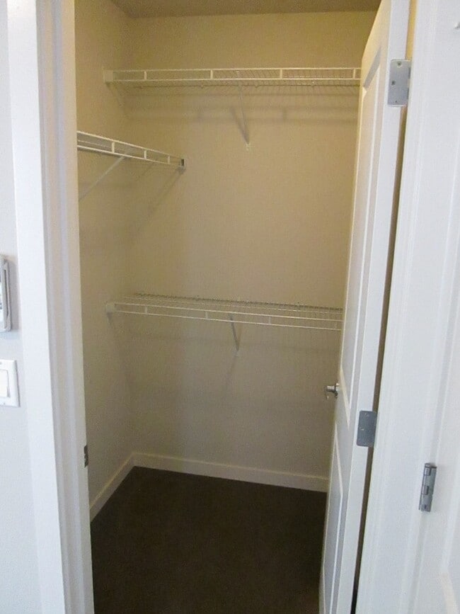 Building Photo - Spacious Two Bedroom Townhome