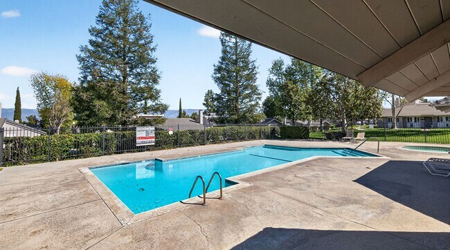 Building Photo - Updated and Move-In Ready!