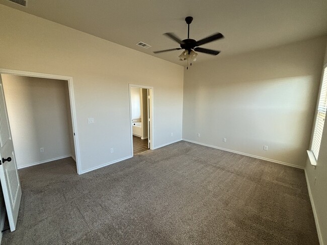 Building Photo - 3 bed 2 bath with 2 car garage located in ...