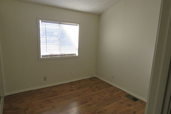 Building Photo - Quiet with Great Views! Available 11/1/25!