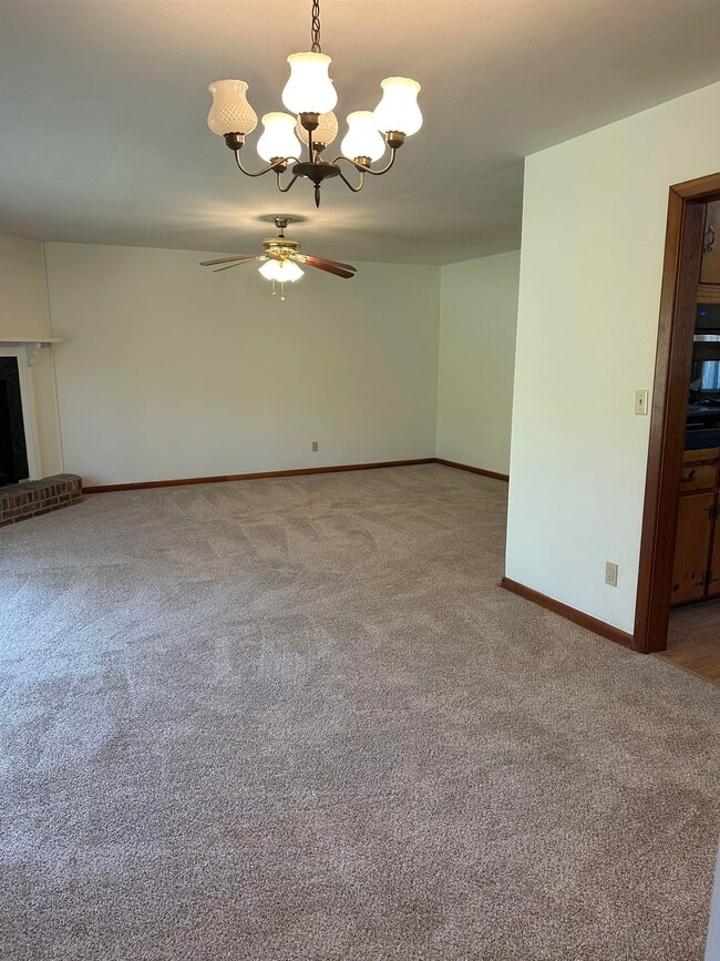 Building Photo - 1406 Devils Dip