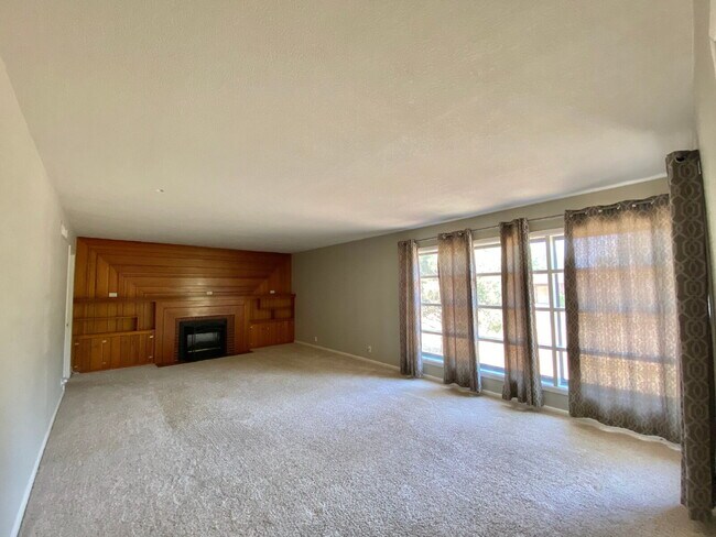 Building Photo - Stunning 4-Bedroom Home with Spacious Bedrooms Available for Summer 2026 Pre-Lease