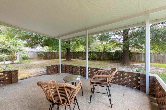 Building Photo - 1726 Greenwood Cir