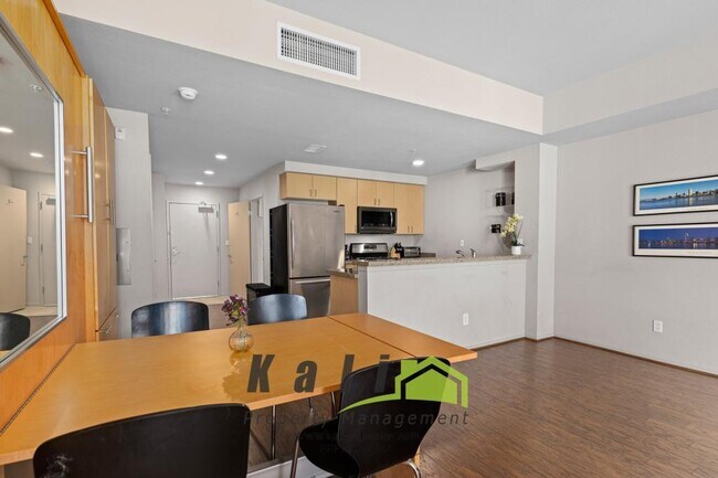 Building Photo - 445 Island Ave
