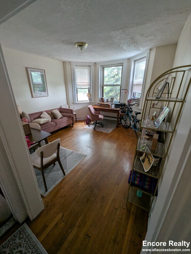 Building Photo - 364 Riverway