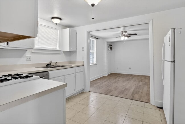 Building Photo - One Bedroom Unit in Heart of Uptown