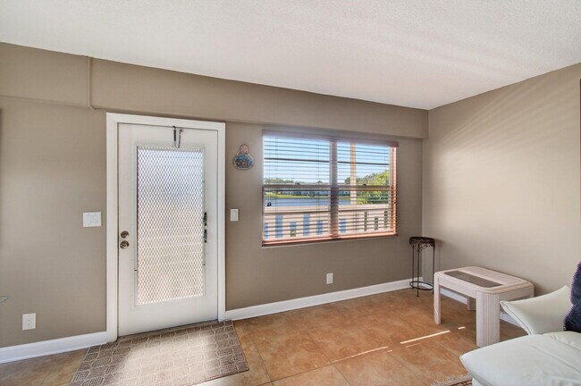 Building Photo - 33 Fanshaw A