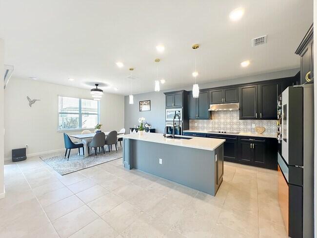 Building Photo - 1021 Savannah Palms Blvd