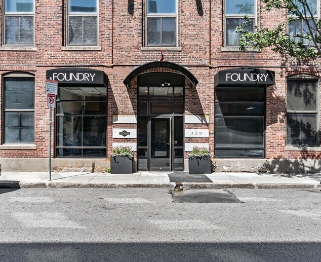Building Photo - 320 W 2nd St