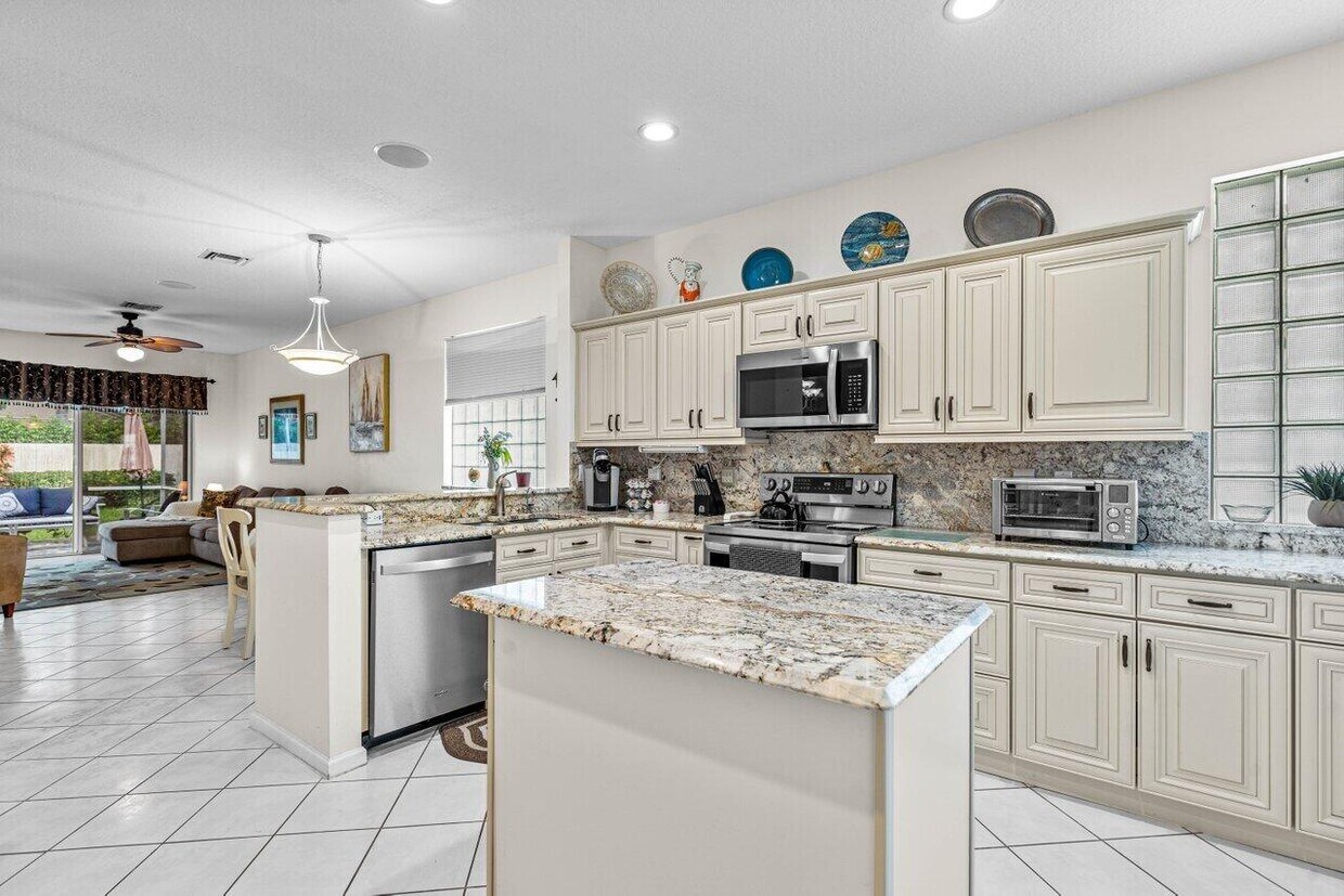 Building Photo - 9756 Arbor View Dr S