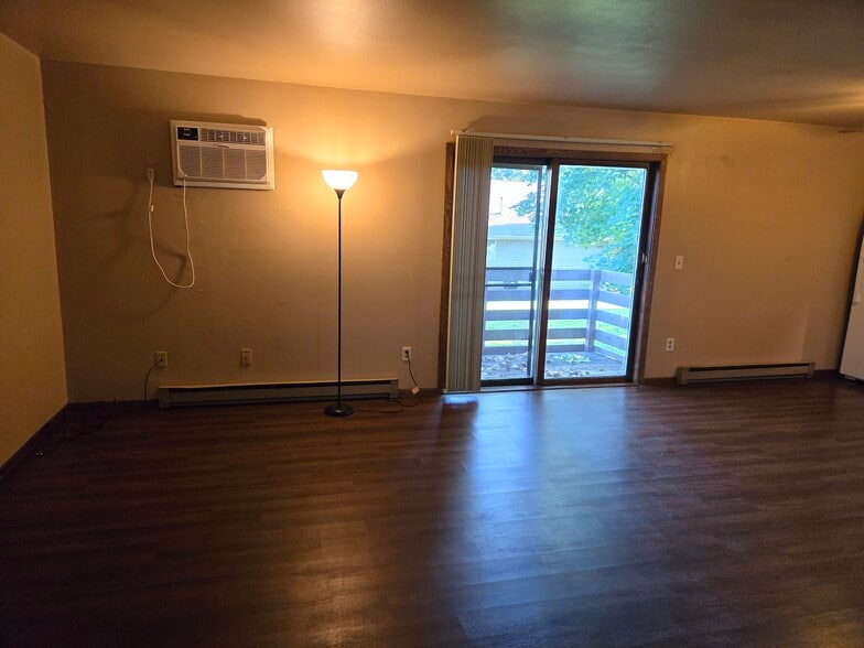 Building Photo - 401 Moasis Dr