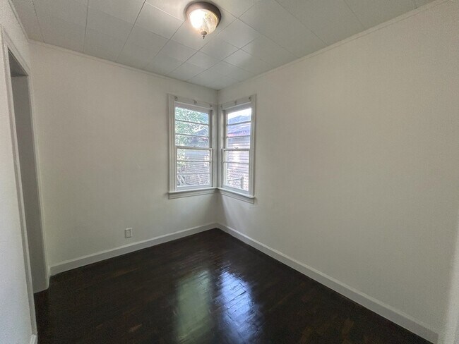 Building Photo - 607 W Center Ave