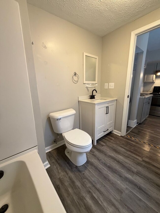 Building Photo - 1 bedroom ready for move in!