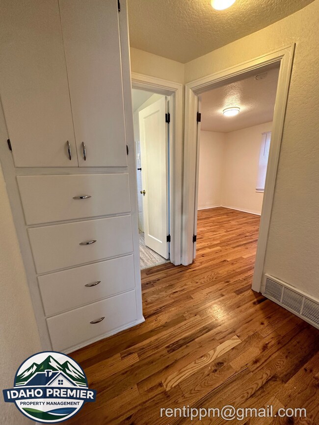 Building Photo - 709 N Stanley St