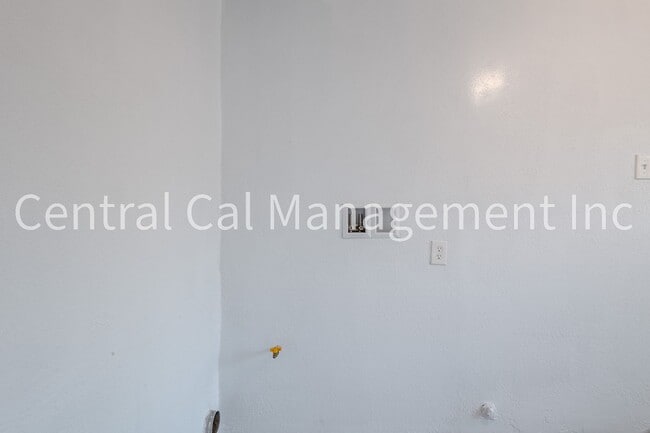 Building Photo - 2 Bedroom/1 Bath Home - $1395 Per Month!