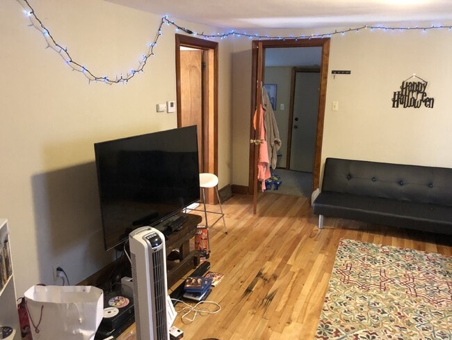 Building Photo - Great 4 Bed 1 Bath close to UWEC!