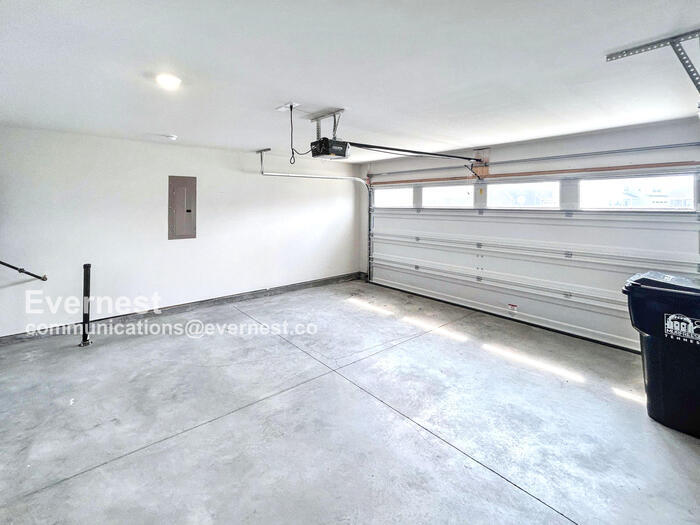 Building Photo - 3231 Quintana Dr