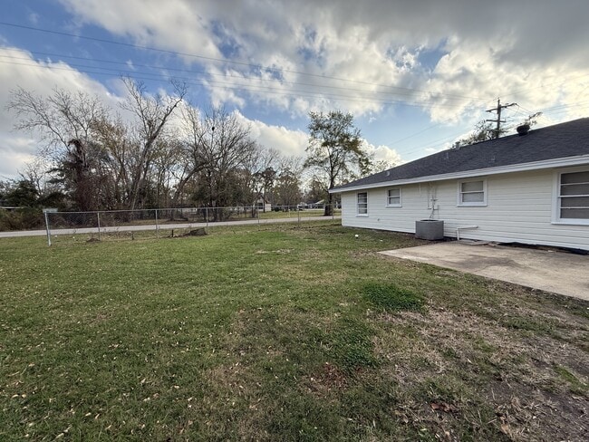 Building Photo - 4010 Harding Dr