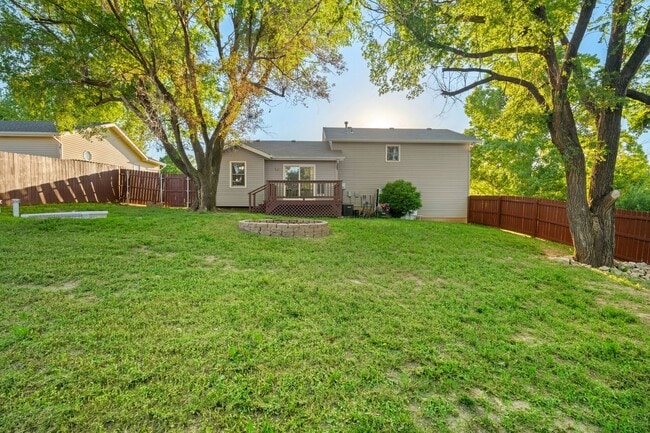 Building Photo - Charming 3-Bedroom Home with Spacious Layo...