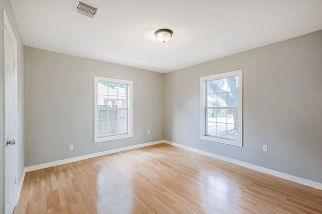 Building Photo - Charming Front Unit