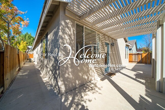 Building Photo - Beautiful Single Story Home In Double Diam...
