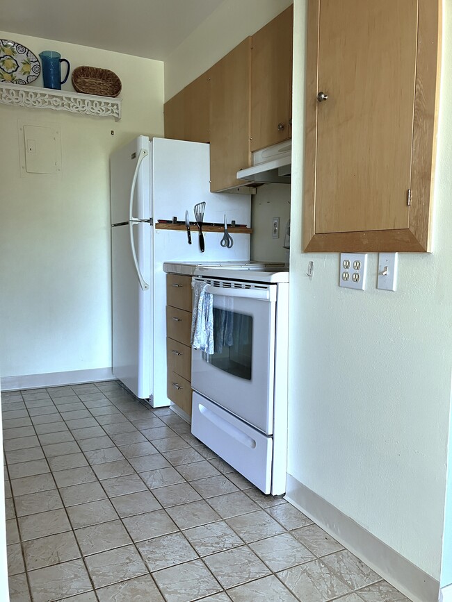 Refrigerator & Oven/Stove - 2227 Canyon Blvd