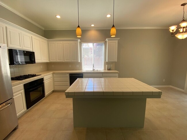 Building Photo - 4 bedroom in Paso Robles