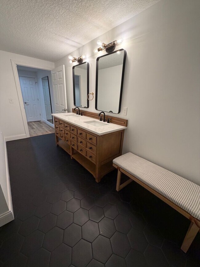 Building Photo - 4 BED 3 1/2 BATH HOUSE