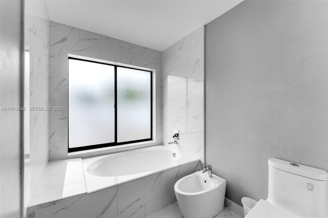 Building Photo - 10290 SW 145th Pl