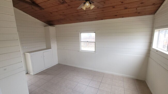 Building Photo - 9820 Greenacres Dr