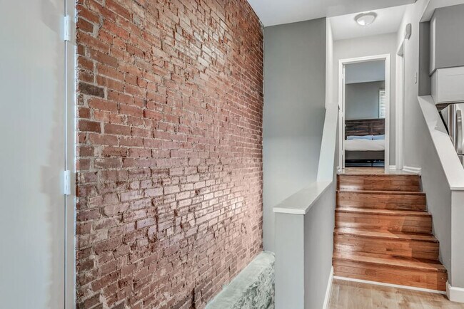 Building Photo - 713 Barton St