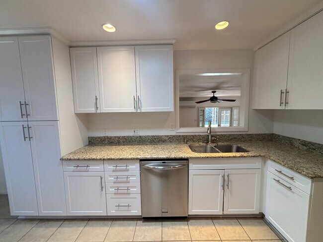 Building Photo - 2 Bedroom home located in Long Beach now available!